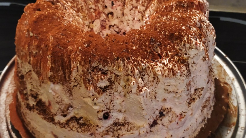 Τούρτα με βάση μωσαϊκό και σεμιφρέντο με φρούτα του δάσους και καραμελωμένους ξηρούς καρπούς