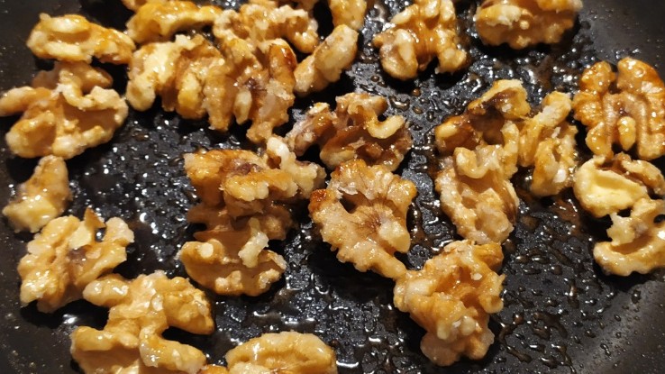 Καραμέλωμα των ξηρών καρπών στο τηγάνι