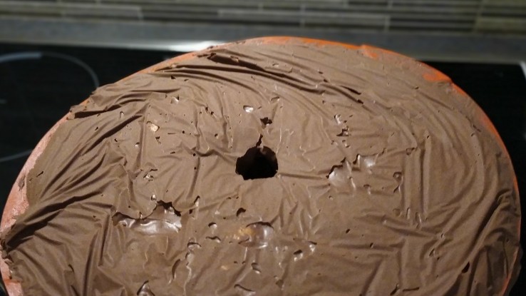 Η βάση μωσαϊκού με Amaretti πάνω από το σεμιφρέντο μετά την κατάψυξη