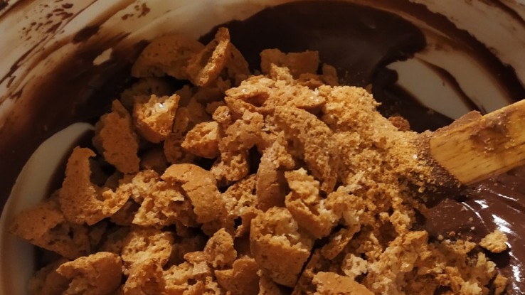 Προσθήκη των σπασμένων μπισκότων Amaretti στο μείγμα μωσαϊκού