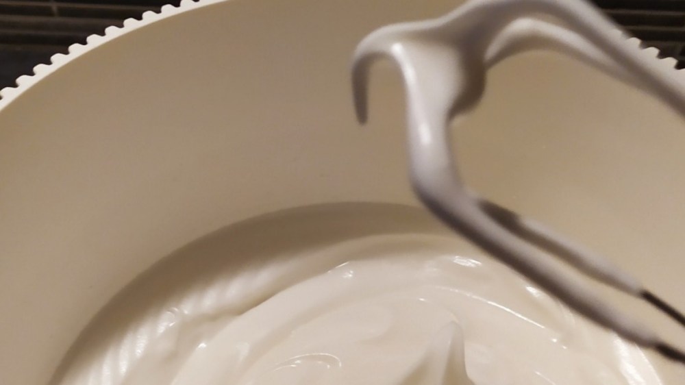 Έτοιμη ιταλική μαρέγκα που σχηματίζει μύτες στους αναδευτήρες