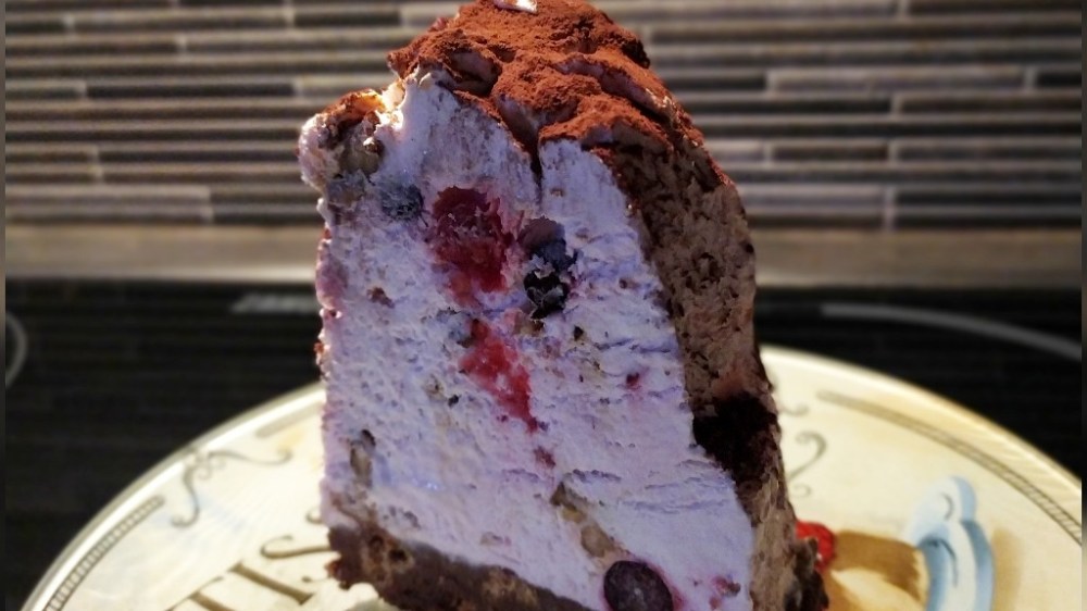 Κομμάτι τούρτας με βάση μωσαϊκό και σεμιφρέντο με φρούτα του δάσους και καραμελωμένους ξηρούς καρπούς