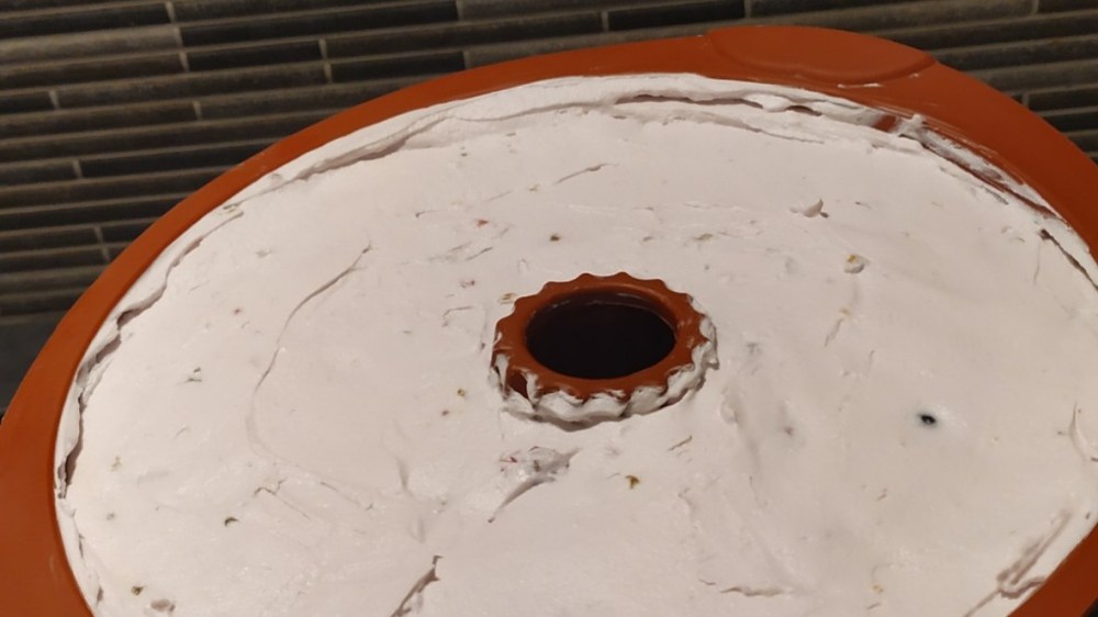 Το μείγμα του σεμιφρέντο στη φόρμα σιλικόνης έτοιμο για κατάψυξη