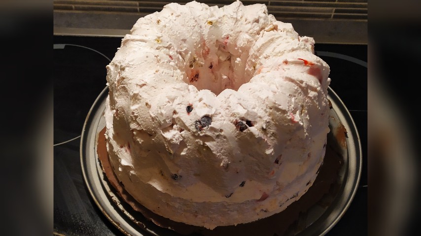 Ξεφορμάροντας το σεμιφρέντο με φρούτα του δάσους και καραμελωμένους ξηρούς καρπούς