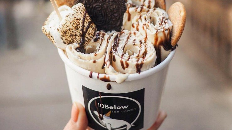 Χέρι που κρατάει ένα μπωλάκι με Rolled ice cream από το Minus10 στη Νέα Υόρκη