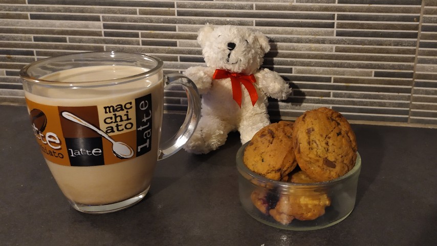 Ο Ρούπερτ το αρκουδάκι, μια κούπα με γάλα και ένα μπωλάκι με cookies στον πάγκο της κουζίνας