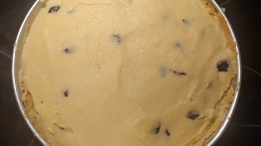 The semolina custard spread into the pre-baked tart in the tart pan
