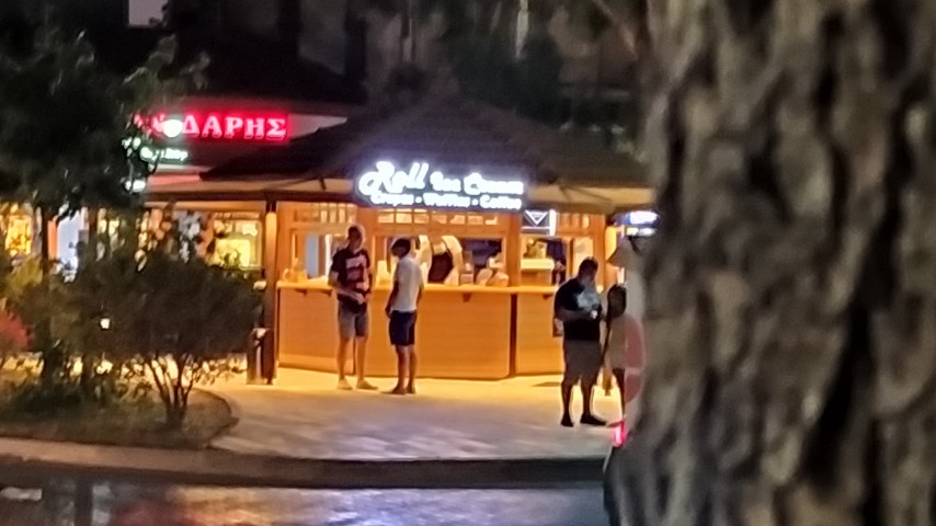 Το Kιόσκι Roll Ice Cream στο Λαύριο από μακριά