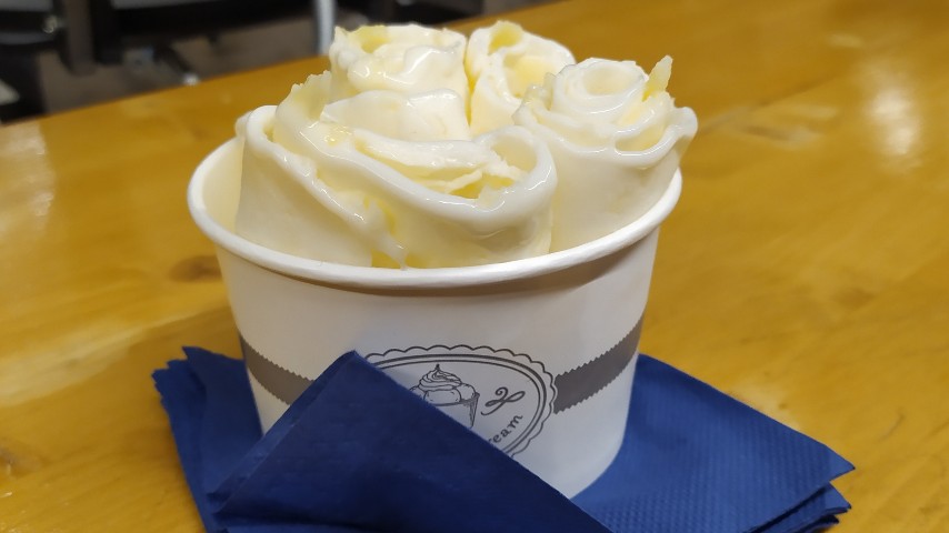 Το μπωλάκι με το ice cream roll βανίλια με μάνγκο