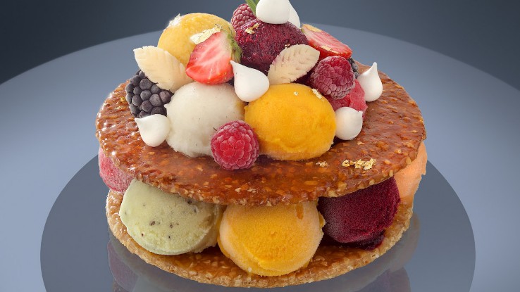 A millefeuille with ice cream scoops in different colours, between two caramel sheets, with fruit and meringue decorations from Une Glace à Paris