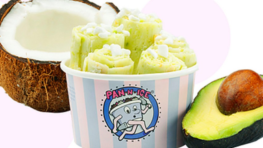 Μπωλάκι με vegan rolled ice cream με αβοκάντο και καρύδα από το Pan-n-ice στο Λονδίνο