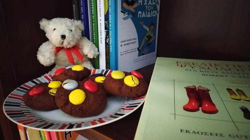 Rupert, a plate with cookies and books on a bookcase shelf