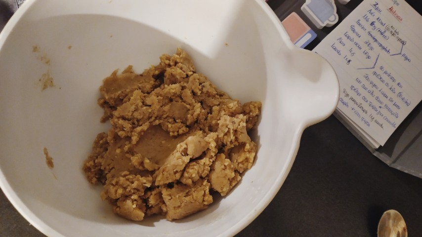 Μπολ με το έτοιμο ζυμάρι και σημειωματάριο