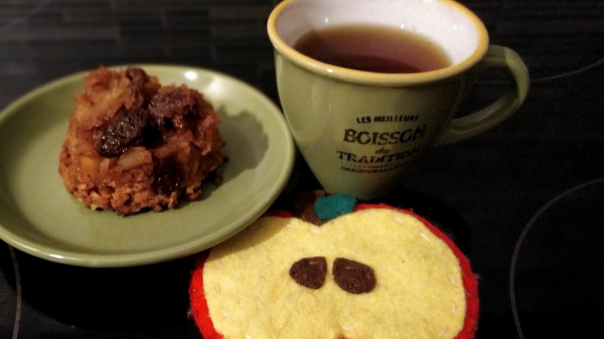 Ένα tart Tatinάκι, ένα φλιτζανάκι με τσάι και ένα χειροποίητο τσόχινο σουβεράκι σε σχέδιο μήλο.