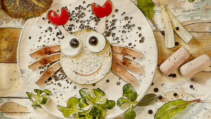 Φωτογραφία από ένα υγιεινό πιάτο με λαχανικά σε σχήμα καβουράκι που χαμογελάει