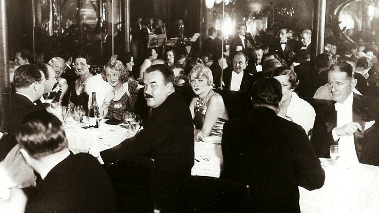 Παλιά φωτογραφία από το πολυσύχναστο εστιατόριο Maxim's στο Παρίσι με τραπέζια γεμάτα κόσμο