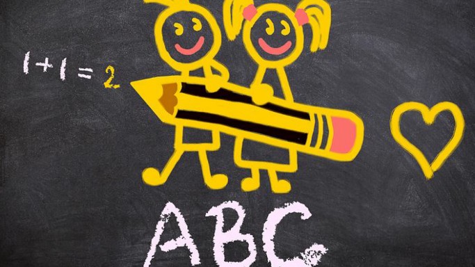 Σκίτσο πάνω σε μαυροπίνακα με δύο παιδιά να κρατάνε ένα γιγάντιο μολύβι και να γράφουν 1+1=2. Από κάτω γράφει Α, B, C και στο πλάι έχει ένα σκίτσο καρδιάς.