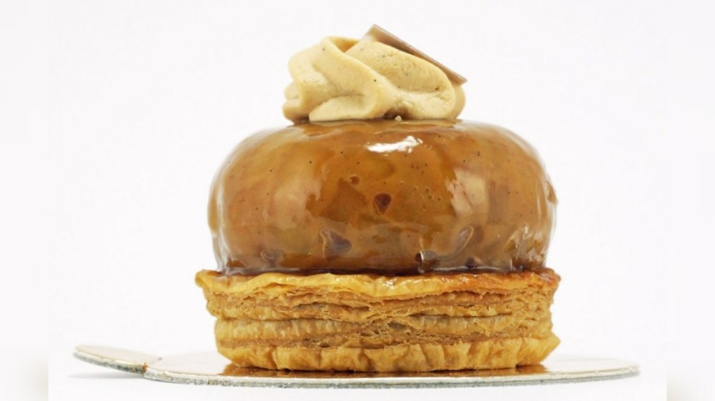 Η tarte Tatin τoυ ζαχαροπλαστείου Notre Pâtisserie στο Παρίσι, φωτογραφία από το πλάι
