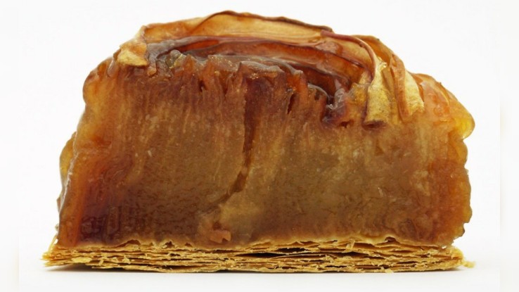 Tarte Tatin από το ζαχαροπλαστείο Senoble στο Παρίσι , κομμένη στη μέση