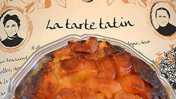 Σουβέρ με τις αδερφές Tatin και τον τίτλο tarte Tatin και πάνω του μια τάρτα