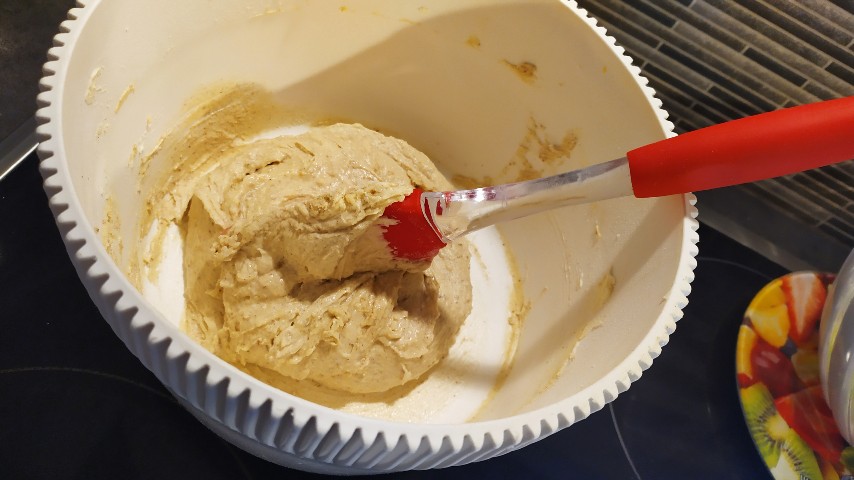 Μπωλ με την έτοιμη ζύμη και μια σπάτουλα σιλικόνης