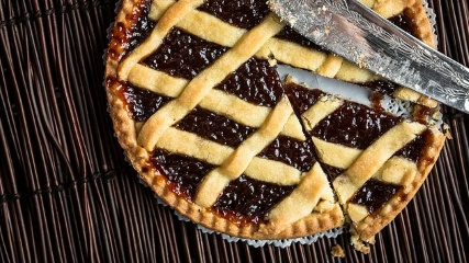 Ένα ταψί με πάστα φλώρα με ένα κομμάτι κομμένο και ένα μαχαίρι