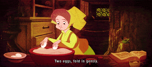 Η νεράιδα διπλώνει δύο ολόκληρα αυγά με τα τσόφλια μέσα σε μια ζύμη